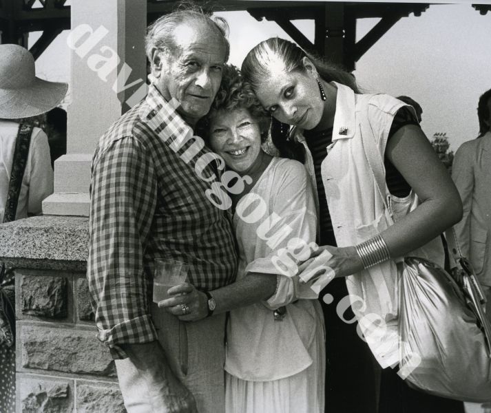 Eli Wallach, Anne Jackson and daughter 1983,NY.jpg